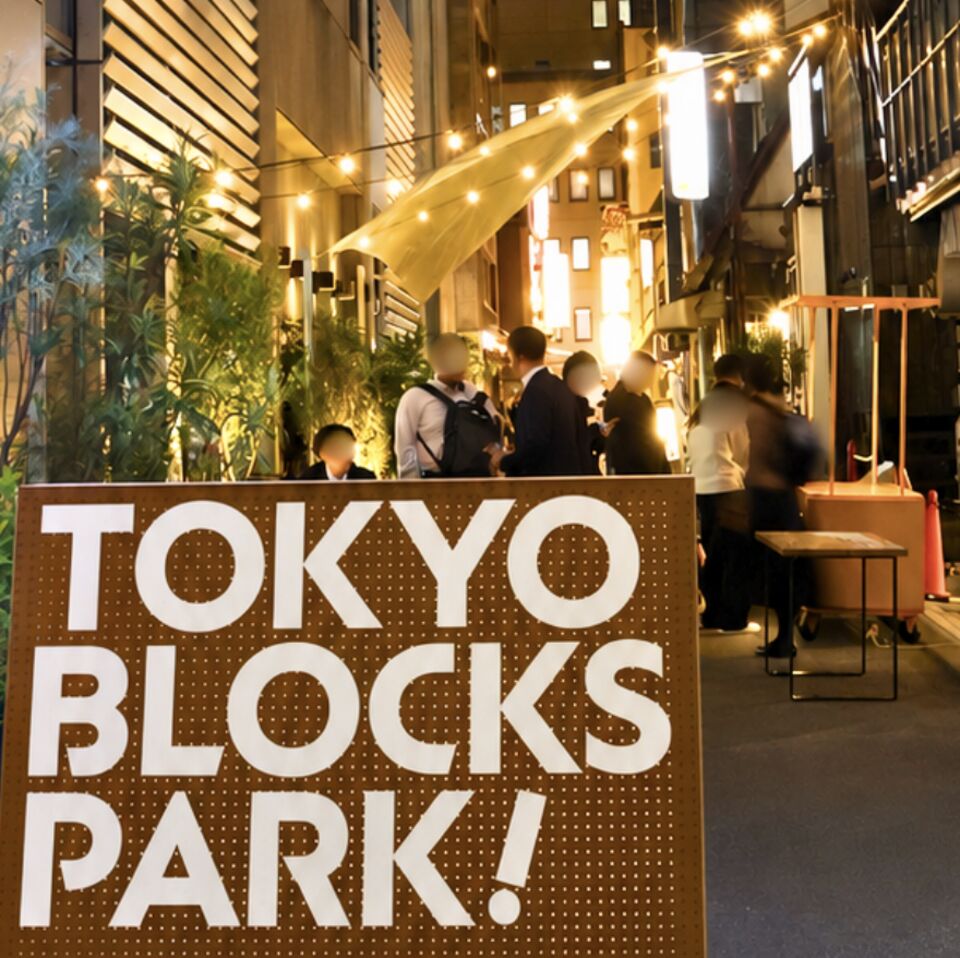 ストリングライトと植栽で演出された夜の路地