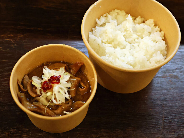 炭焼 てらまえのカレー牛もつ煮込み丼