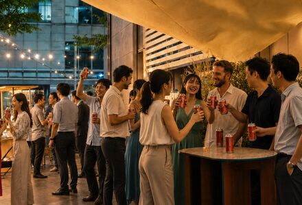 路地の席で食事を楽しむ様子